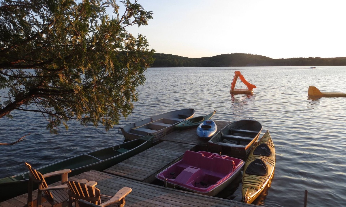 Minden Hills Cottage | Haliburton Lakefront Sleeps 8 + 7 Boats Included + 2 Swim Rafts & 2 King Beds