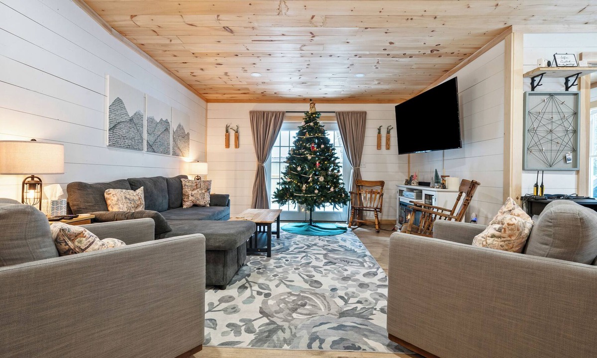 Rangeley Plantation House | Hall Hideaway | Shared Waterfront Access