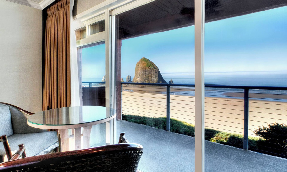 Downtown Cannon Beach Hotel | Hallmark Resort - Cannon Beach