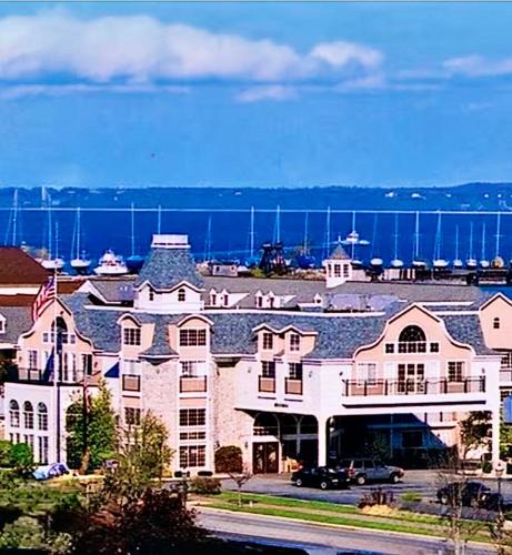 Mackinaw City Hotel | Hamilton Inn Select Beachfront Mackinaw City