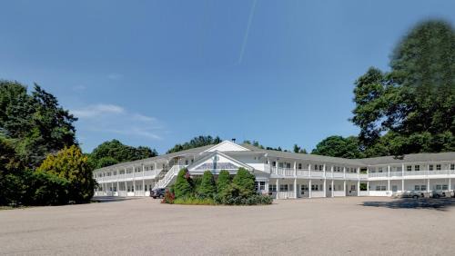 North Kingstown Hotel | Hamilton Village Inn