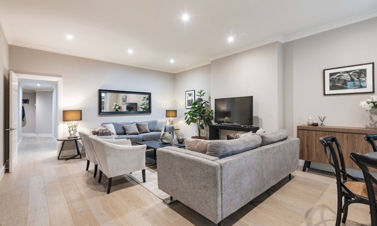 Frognal and Fitzjohns Apartment | Hampstead Garden Flat-Hosted by Sweetstay