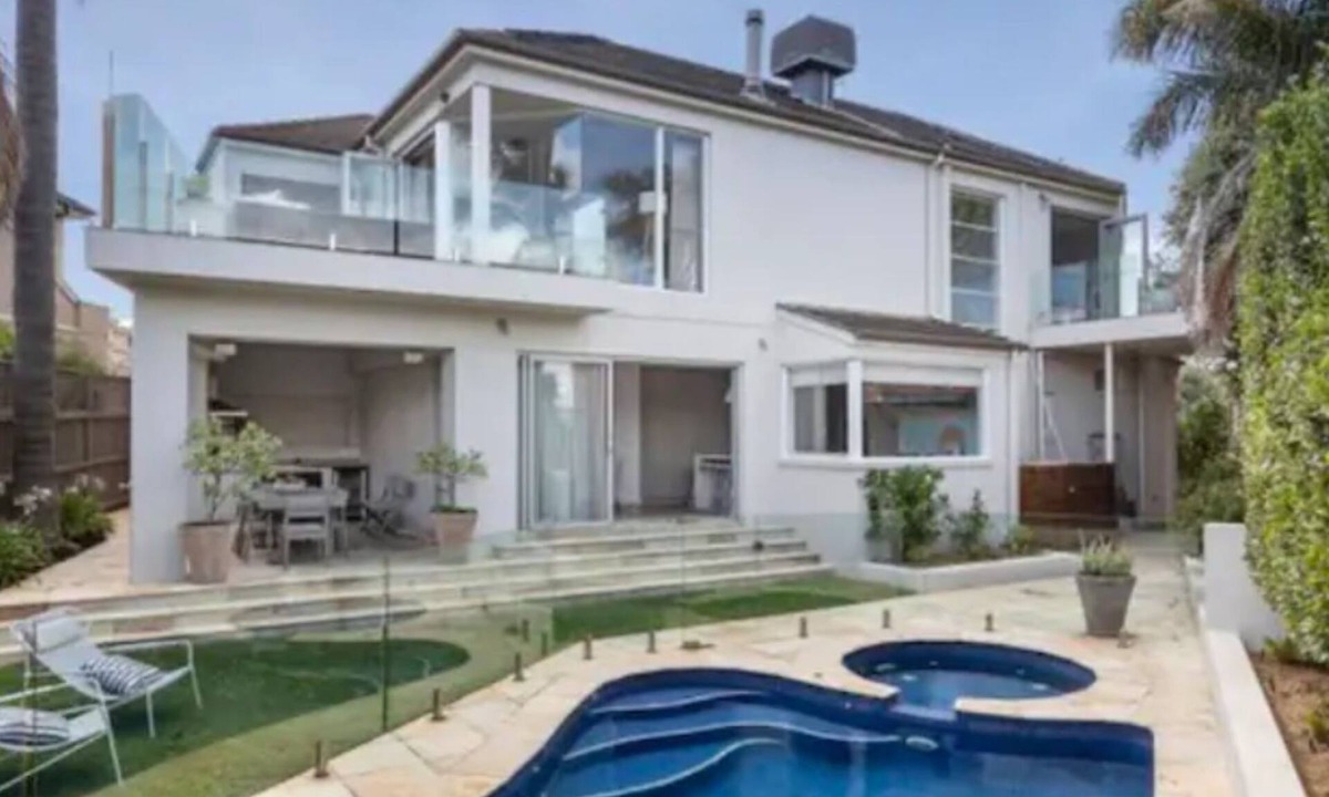 Hampton House | Hampton Haven Pool metres to the Beach