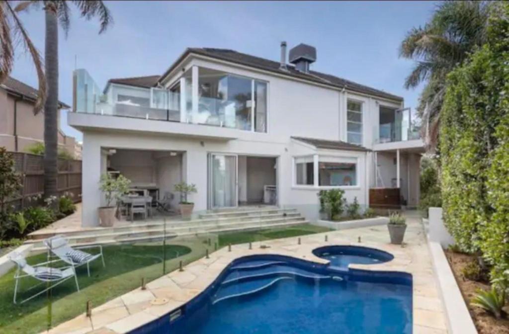 Hampton House | Hampton Haven Pool metres to the Beach