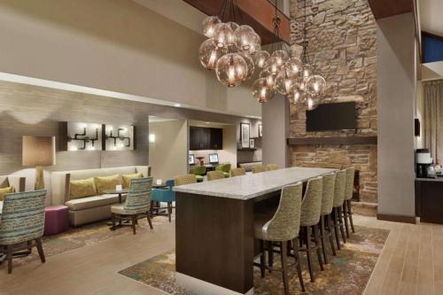 Springdale Hotel | Hampton Inn and Suites Springdale