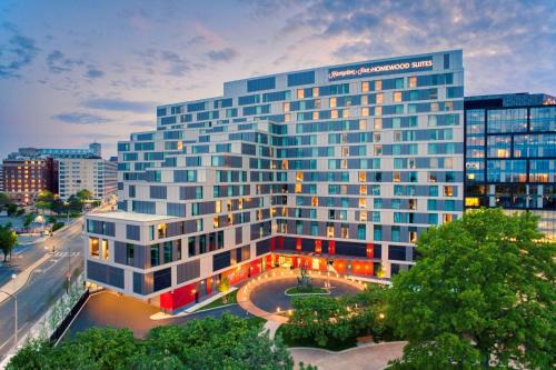 D Street - West Broadway Hotel | Hampton Inn Boston Seaport District