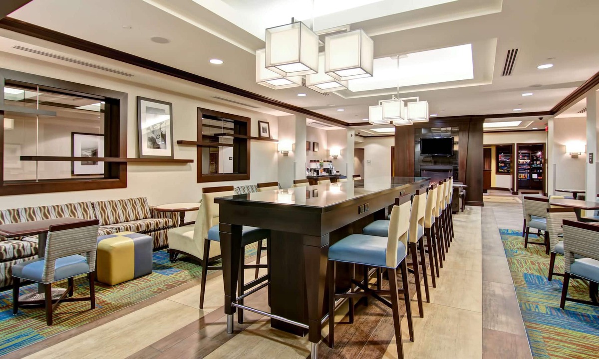 Airport Corporate Hotel | Hampton Inn by Hilton Toronto Airport Corporate Centre