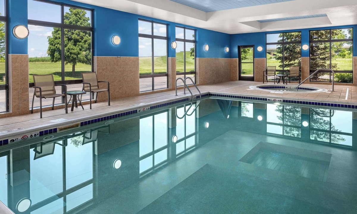 Fairmont Hotel | Hampton Inn Fairmont