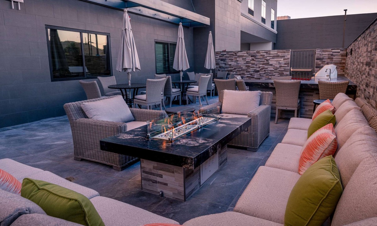 Downtown Riverside Hotel | Hampton Inn Riverside Downtown