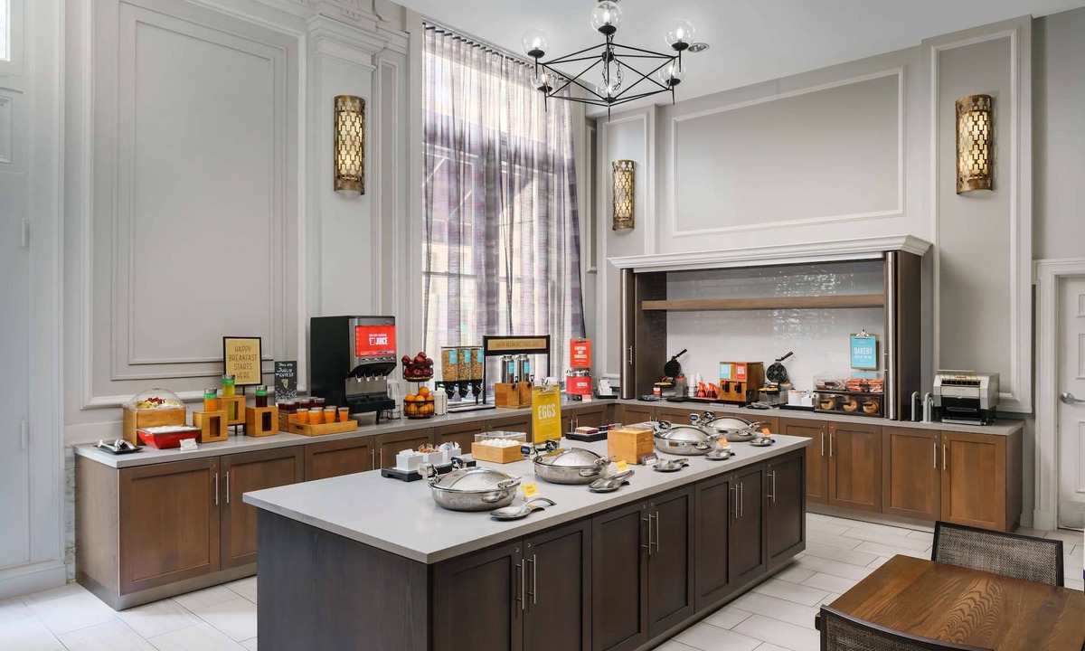 Downtown Baltimore Hotel | Hampton Inn & Suites Baltimore Inner Harbor