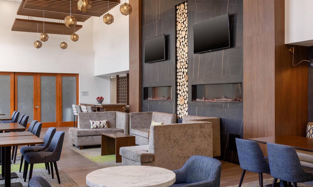 Windsor Hotel | Hampton Inn & Suites by Hilton Windsor