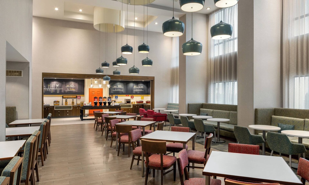 Dorval Hotel | Hampton Inn & Suites by Hilton Montreal-Dorval