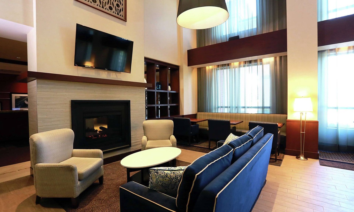 Laval Hotel | Hampton Inn & Suites by Hilton Laval