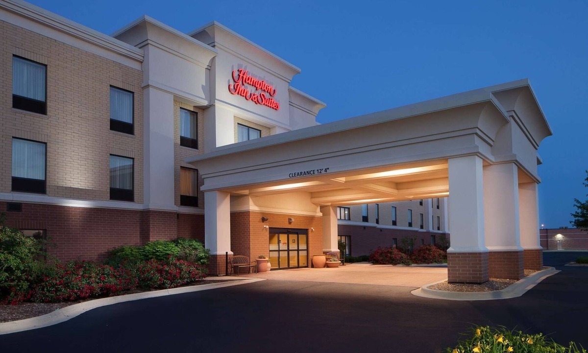 St. Charles Hotel | Hampton Inn & Suites Chicago/St. Charles