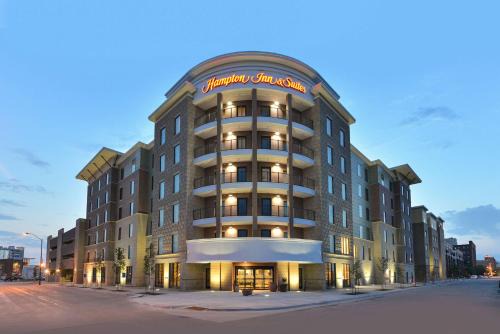 Court Avenue Entertainment District Hotel | Hampton Inn & Suites Des Moines Downtown