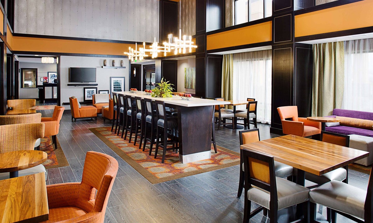 Lansing Hotel | Hampton Inn & Suites Lansing West