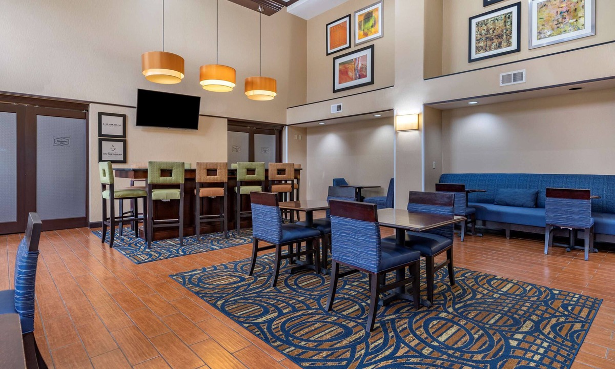 Jeffersontown Hotel | Hampton Inn & Suites Louisville East