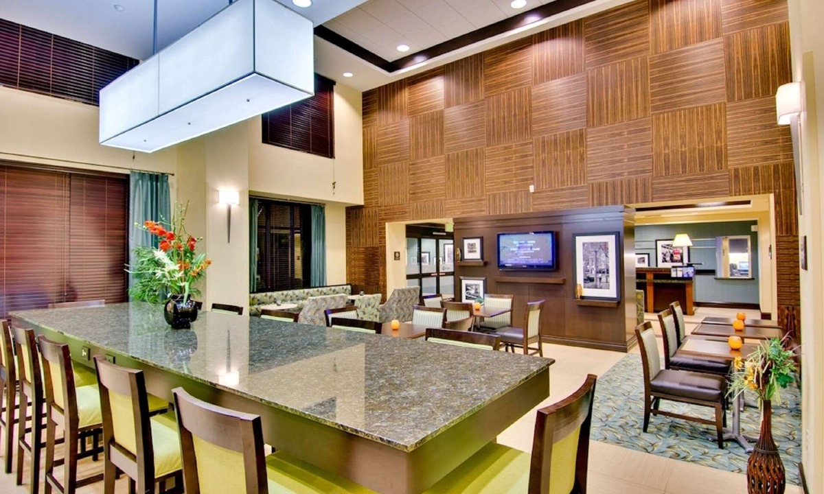Moreno Valley Hotel | Hampton Inn & Suites Moreno Valley