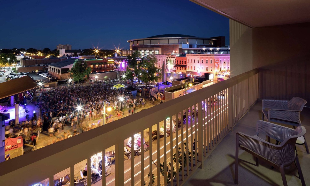 Downtown Memphis Hotel | Hampton Inn & Suites Memphis-Beale Street
