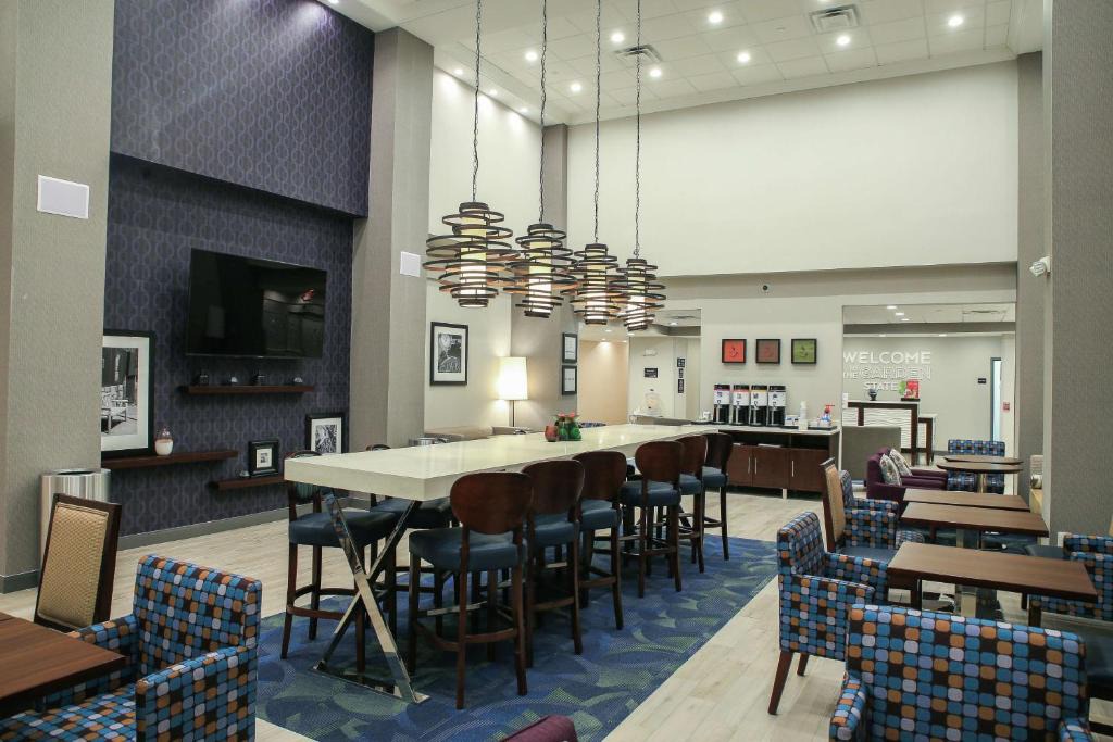 Mount Laurel Hotel | Hampton Inn & Suites Mount Laurel/Moorestown