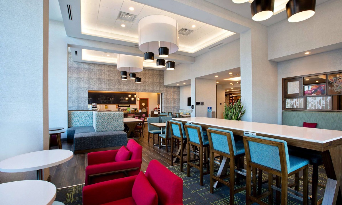 Ottawa Division Hotel | Hampton Inn & Suites Ottawa West