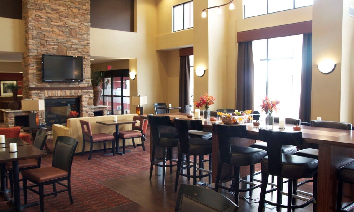 Watertown Hotel | Hampton Inn & Suites Watertown