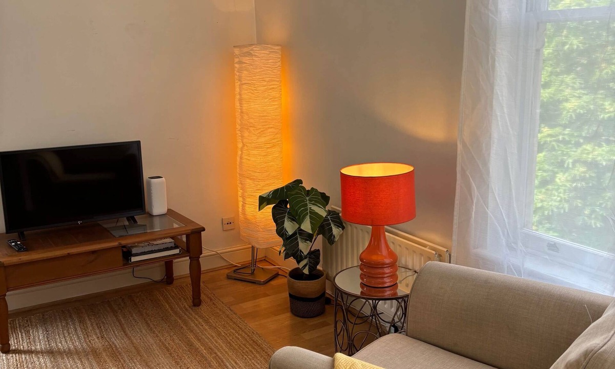 Hampton Wick Apartment | Hampton Wick: 2 Bed 2 Bathroom