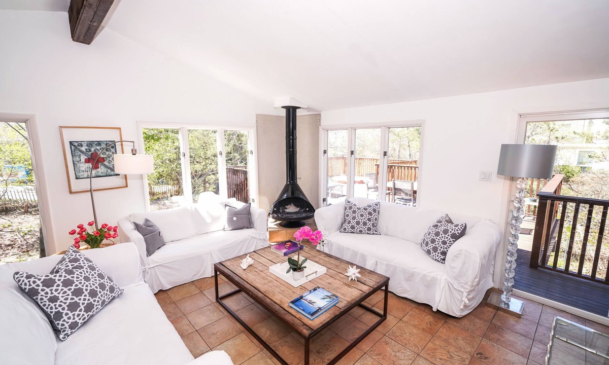 Beach Hampton House | Hamptons Beach House in Amagansett Dunes: Hot Tub and Private Beach!