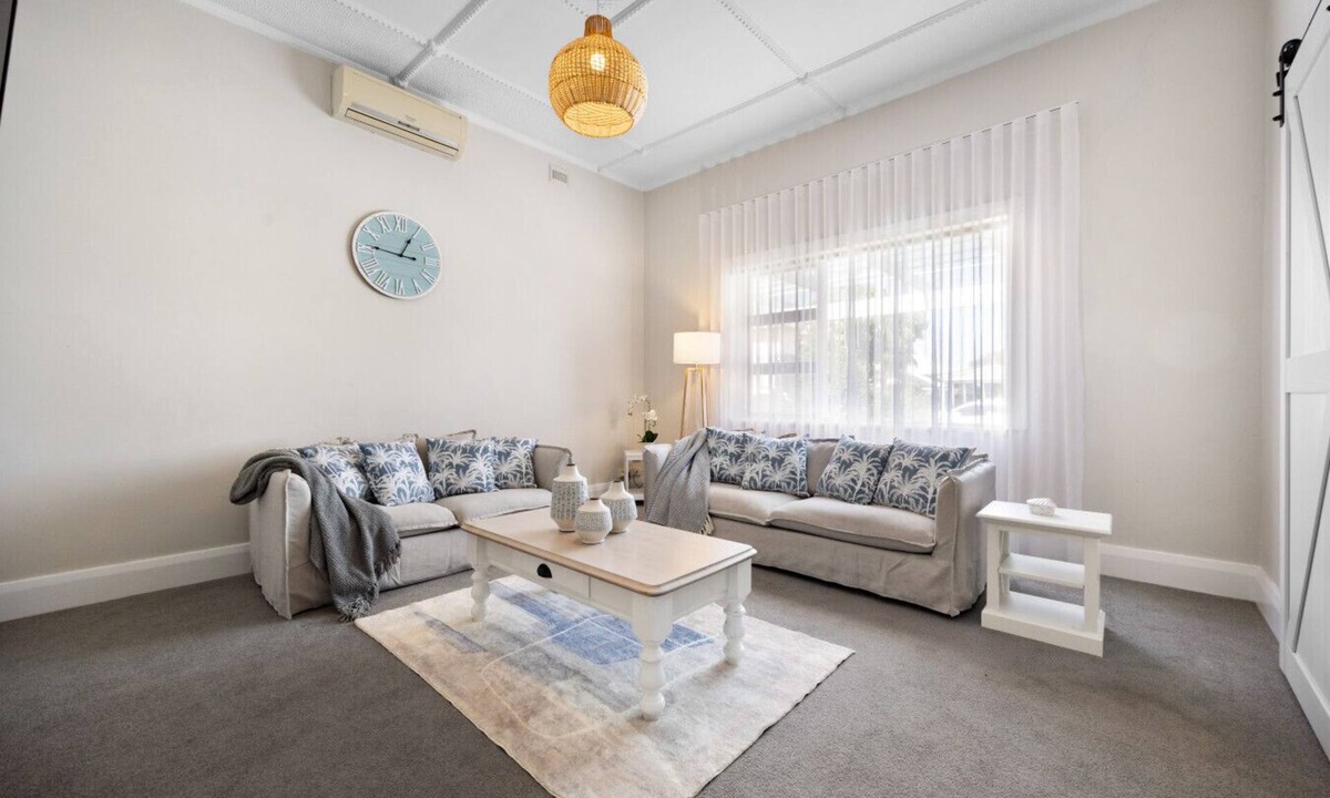 Semaphore South House | Hamptons Bungalow @ Semaphore - 3BR, Parking, BBQ