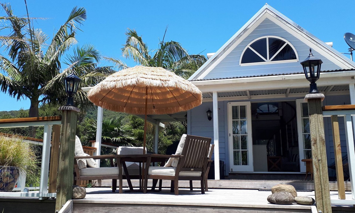 Whangarei Heads Cottage | Hamptons Coastal Cottage 2mins from beaches, huge deck