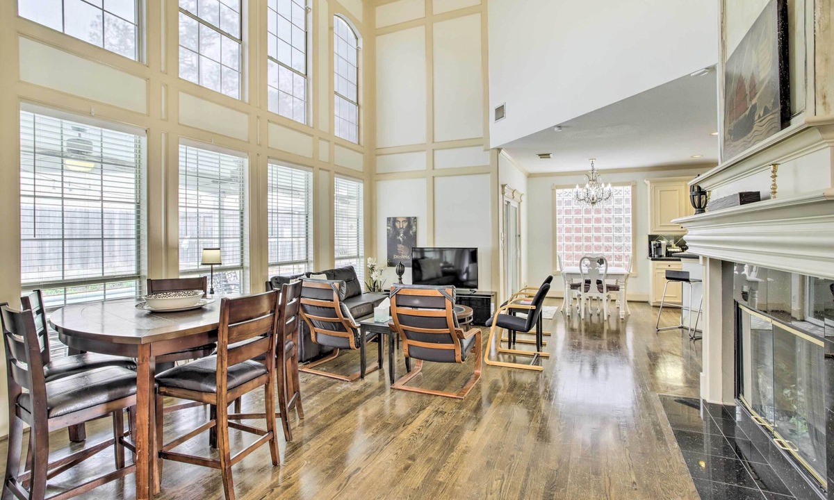 Spring Branch East House | ‘Han Solo's Hideout’ Luxe Houston Home w/Pool!