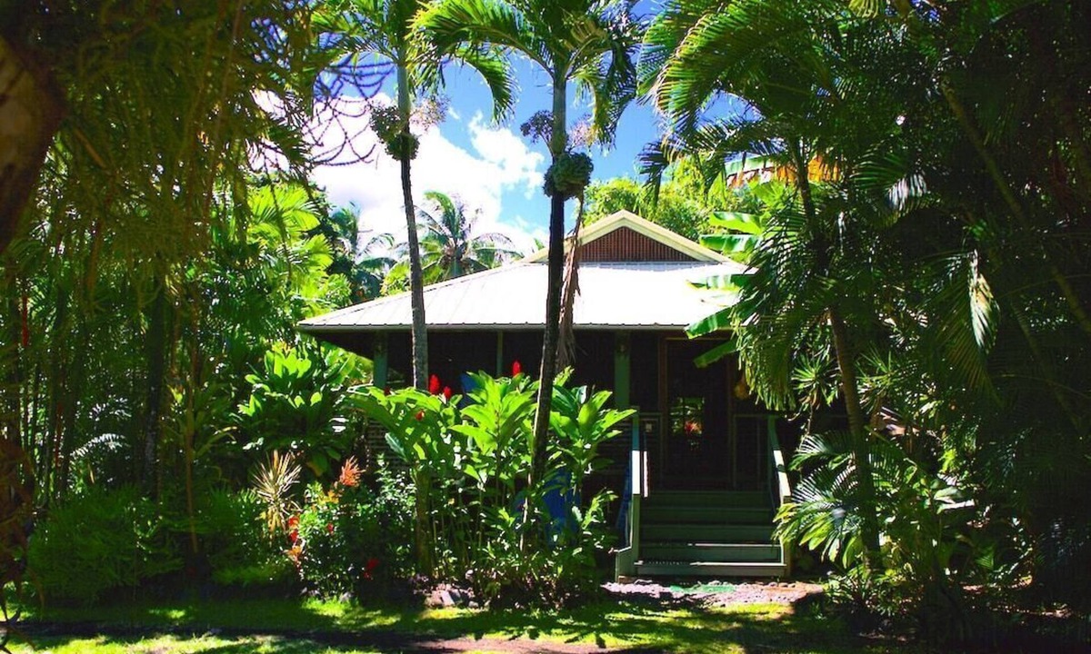 Puuiki House | Hana Ocean Palms Bungalows