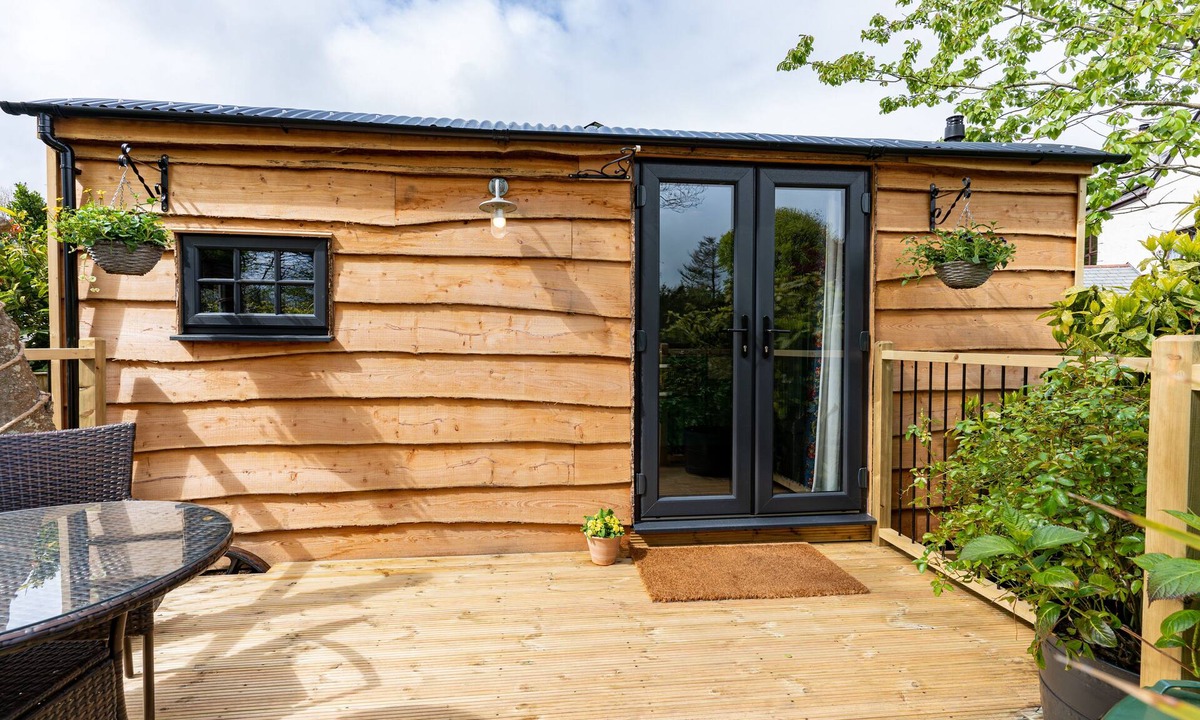 Redruth Apartment | Handcrafted Shepherd's Hut & Shower