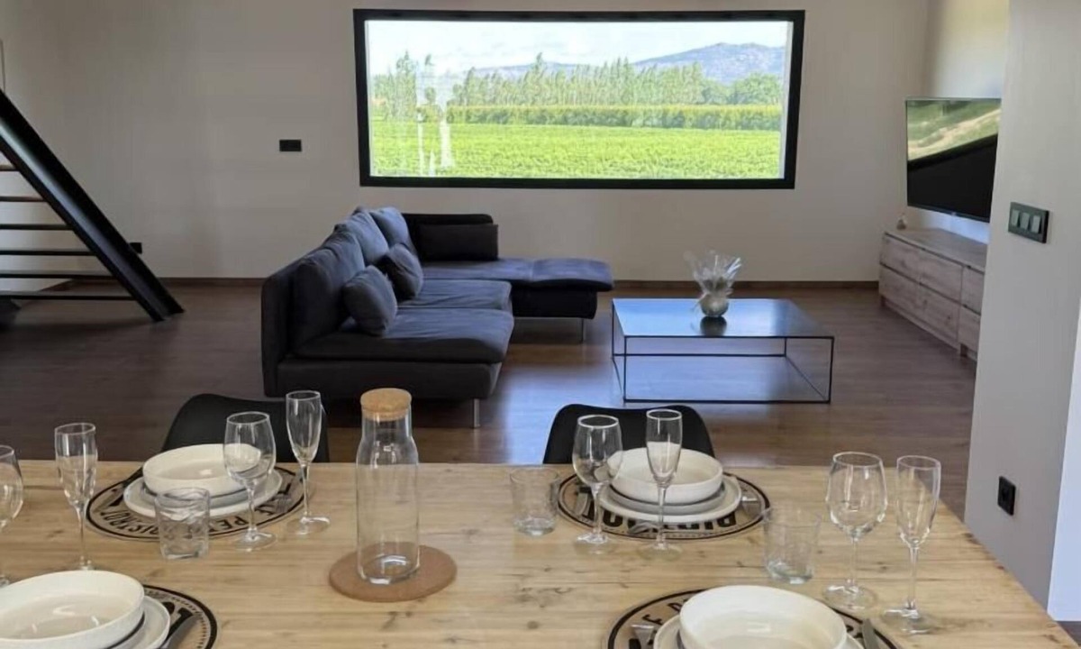 Millas House | Hands of the sun - MILLAS