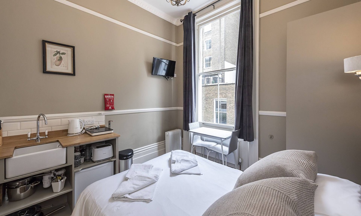 Campden Apartment | Handsome Kensington Studio