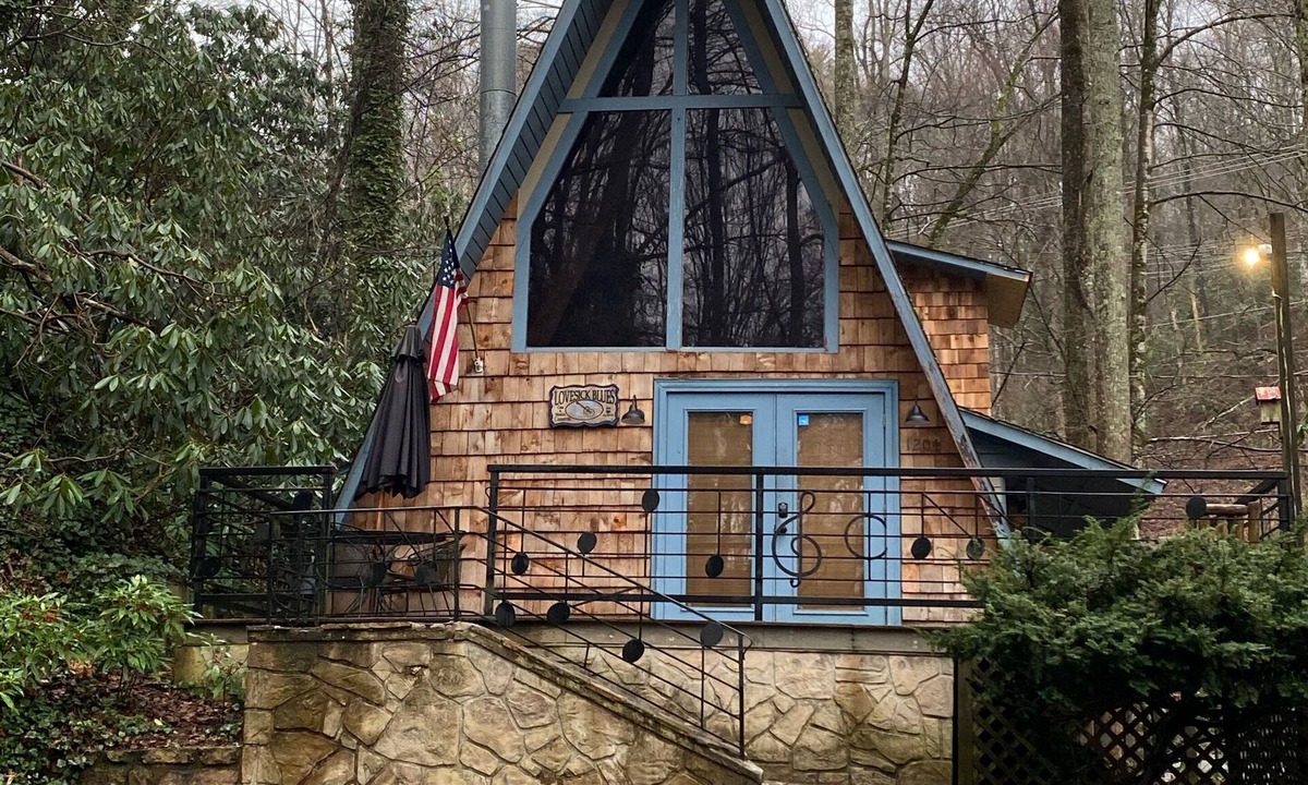 Chalet Village Ski Chalet | Hank Williams Cabin 2 Bedrooms, 2 Baths, Wi-fi, Must See Chalet, Great location