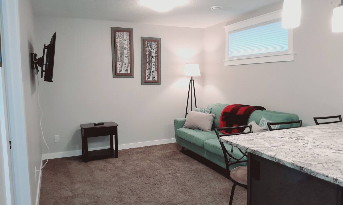 Regina House | Hanuel’s Place is an elegant and cozy suite in Regina Saskatchewan, Canada