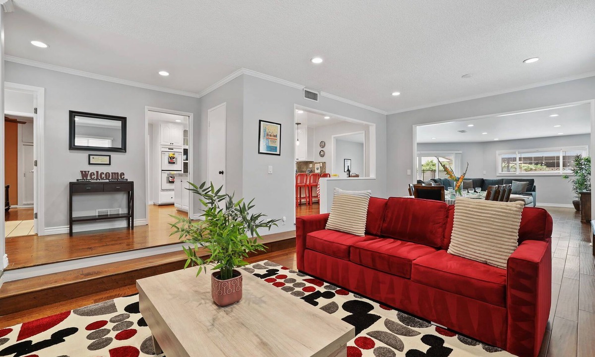 Southwest Anaheim House | Happiest Vacation Homes -Walk to Disneyland & Convention Center