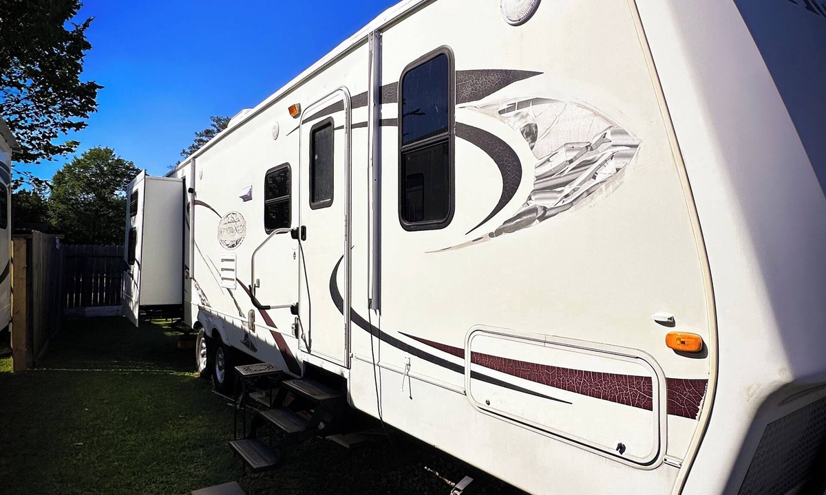 Magnolia House | Happy Campers RV Stay Private Yard Sleeps 4-6