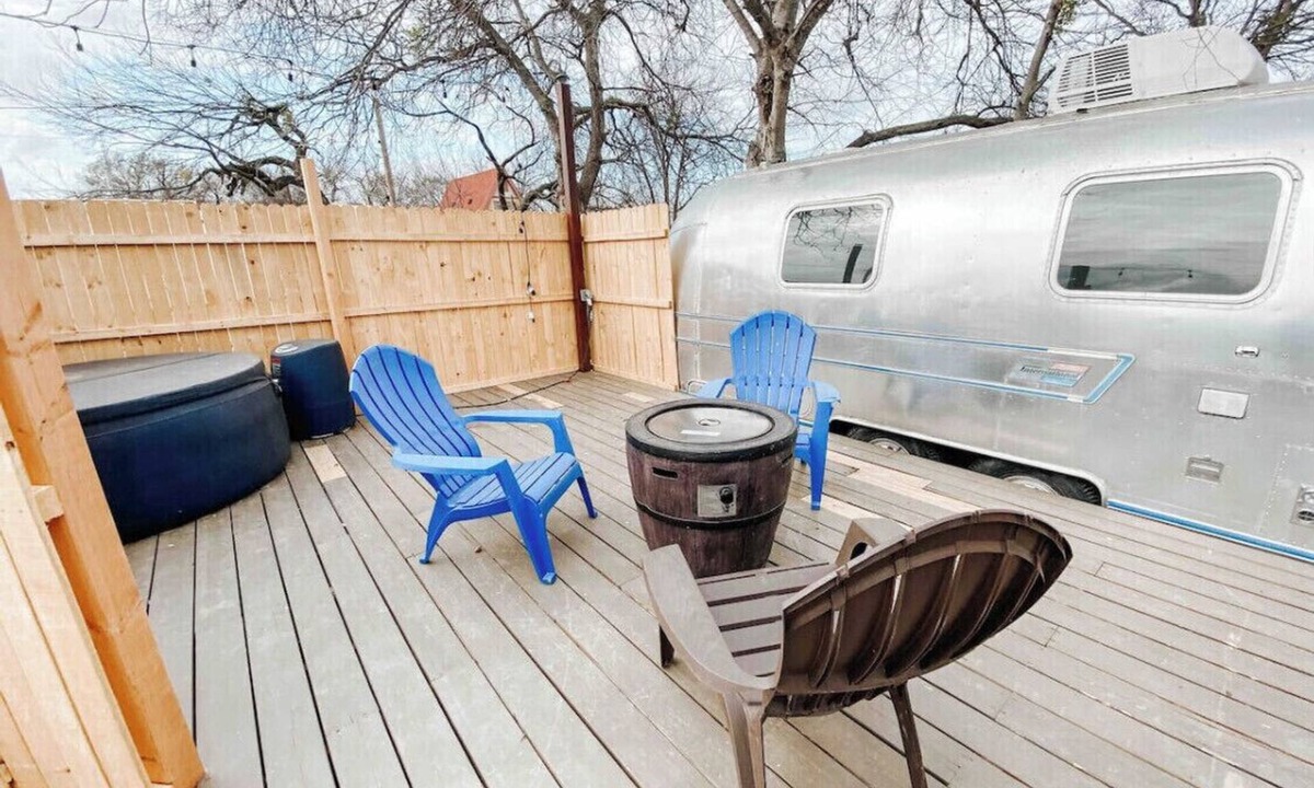 Graford House | Happy Glamper ☀️🎣 👙- w/ Hot Tub at Possum Kingdom