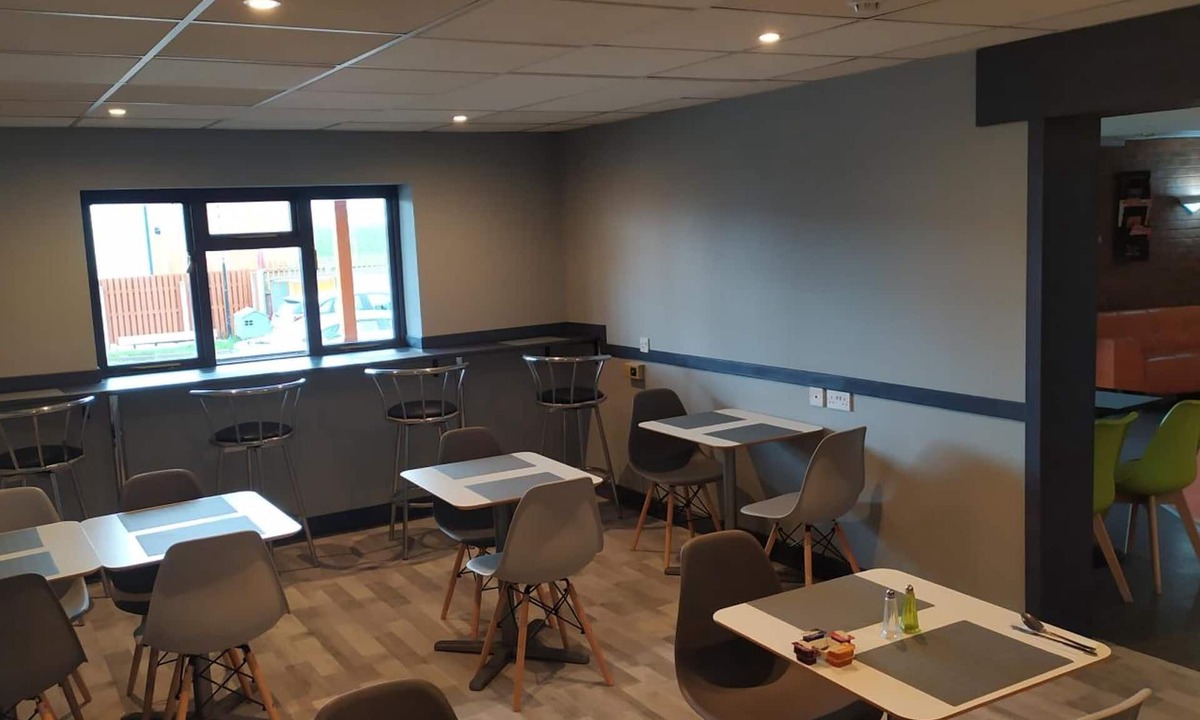 Warrington House | Happy Guests Lodge