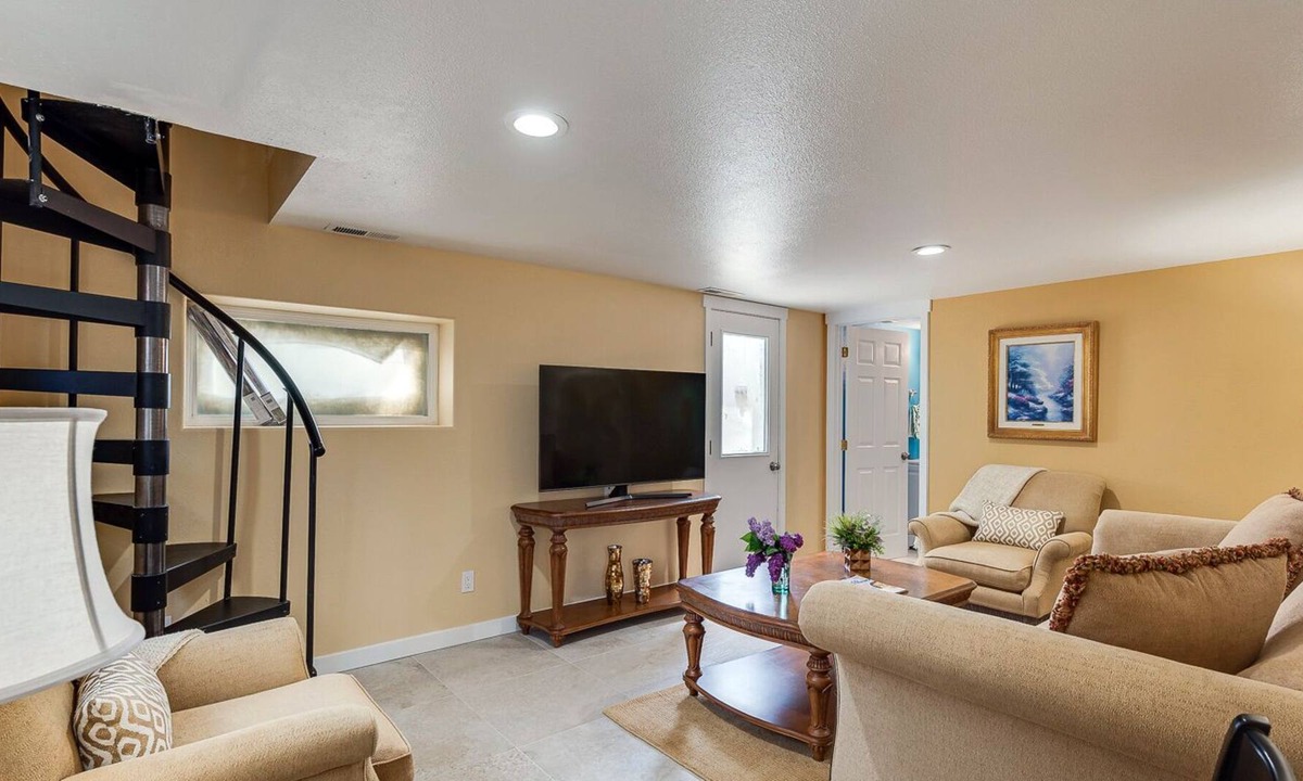 Manson Villa | Happy Hidden Hangout