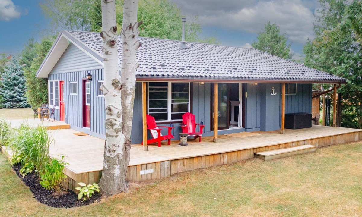 Zurich Cottage | Happy Hideaway, short walk to Lake Huron