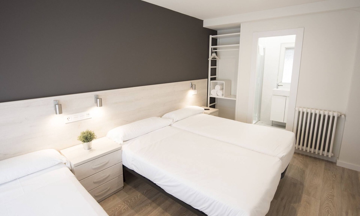 Burgos Hostel | Happy Hostal Carrales