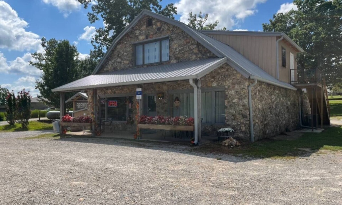 Hartshorn House | Happy Pappys - Store Cabin