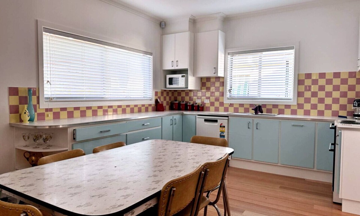 Shepparton South House | Happy Stays - Retro Haven