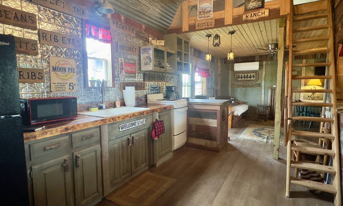 Voca Cabin | Happy Trails | Fun & Unique Cabin Close to Castell