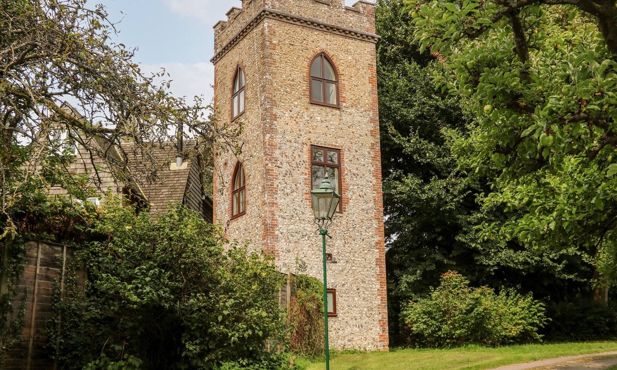 Waterlooville House | HAPTON FOLLY, romantic, character holiday cottage in Hambledon