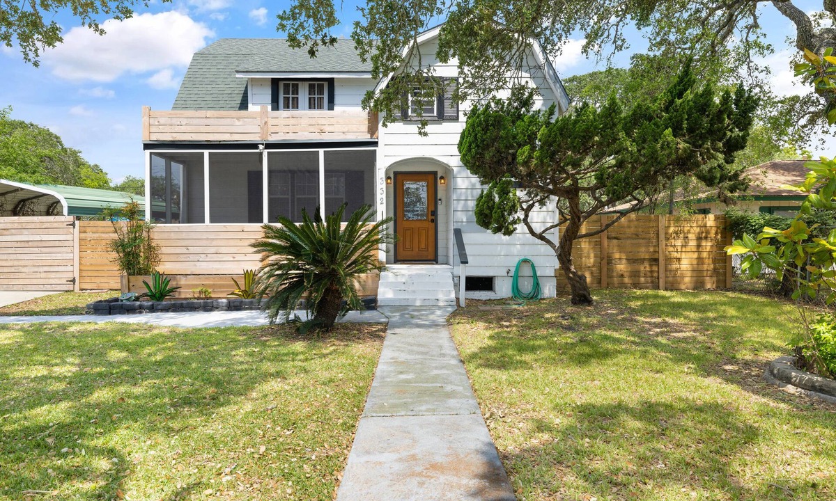 Aransas Pass House | Harbor Headquarters - 1950's Cape Cod Style Home 4BR/2BA