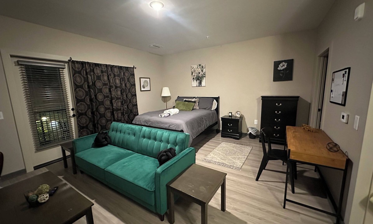 Pinch District Apartment | Harbor Hollow: Studio 2 mins to the Renasant